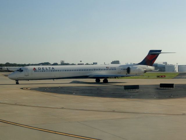 McDonnell Douglas MD-90 (N927DN)