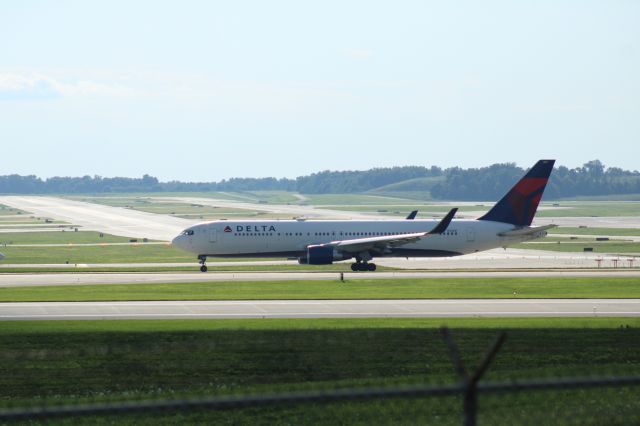 N1201P — - The re-innagual flight from CVG to CDG, taxiing past runway 27 for it's 36R departure!