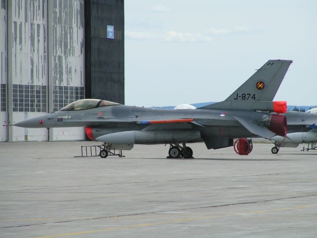 Lockheed F-16 Fighting Falcon (J874)