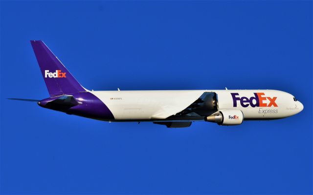 BOEING 767-300 (N126FE)