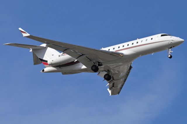 Bombardier Global 5000 (N114QS)