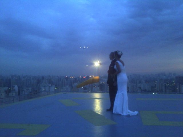 — — - The groom and the bride in a helipad looking a airplane ready to land on congonhas airport(CGH)