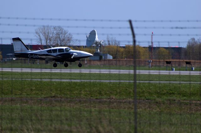 Piper Aztec (C-GARI)