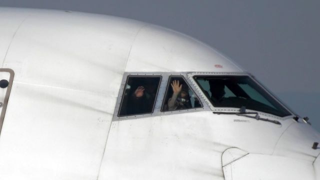 Boeing 747-200 (HL7616) - waving crew