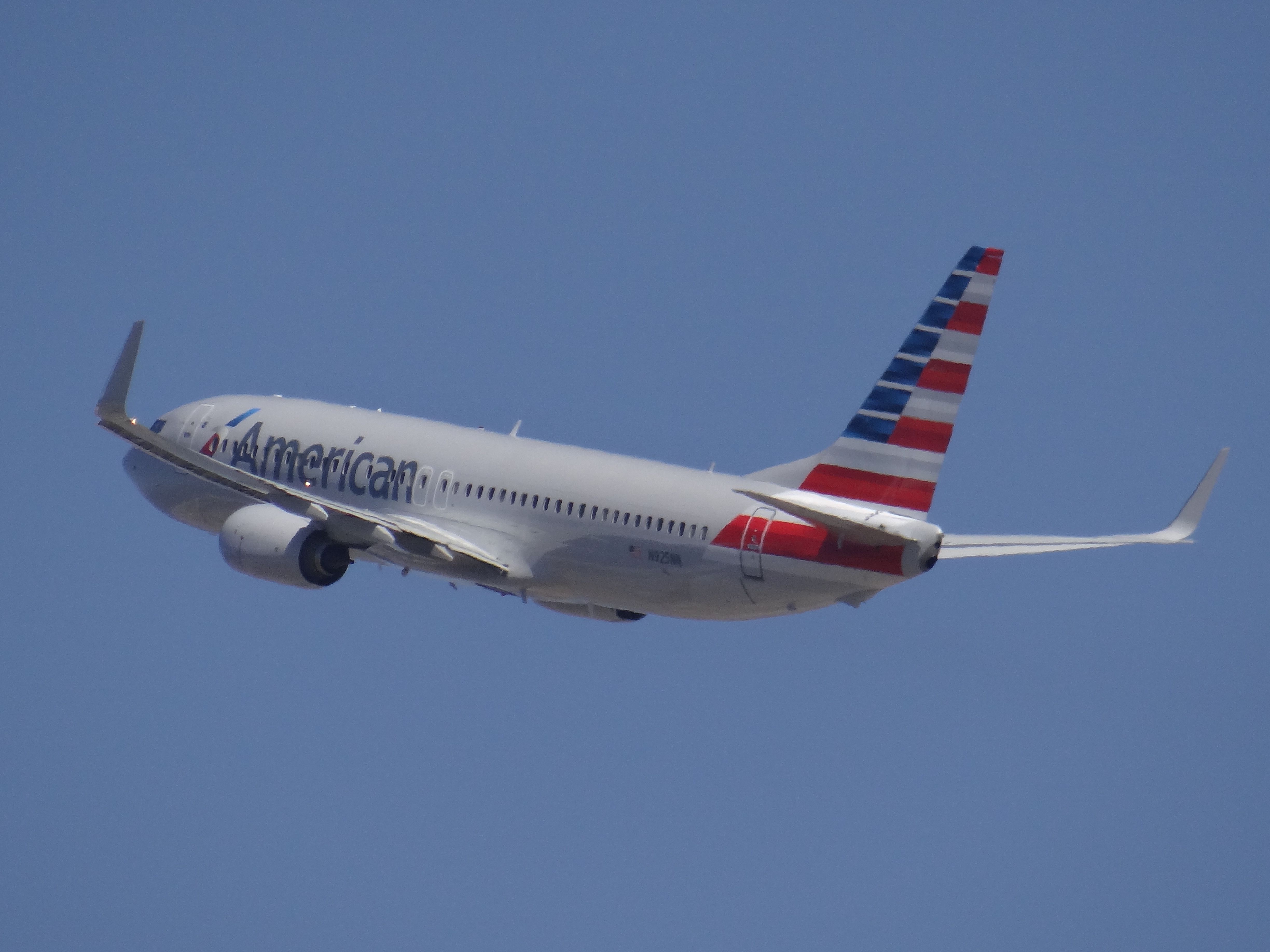 Boeing 737-800 (N925AN)