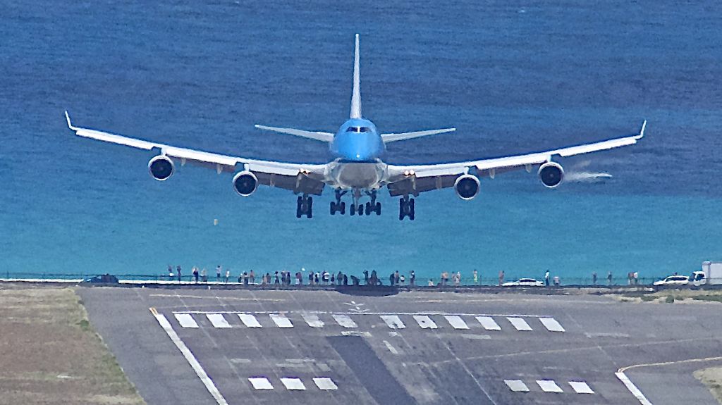 Boeing 747-400 (PH-BFB) - Touching down, over the crowd at PJIA !