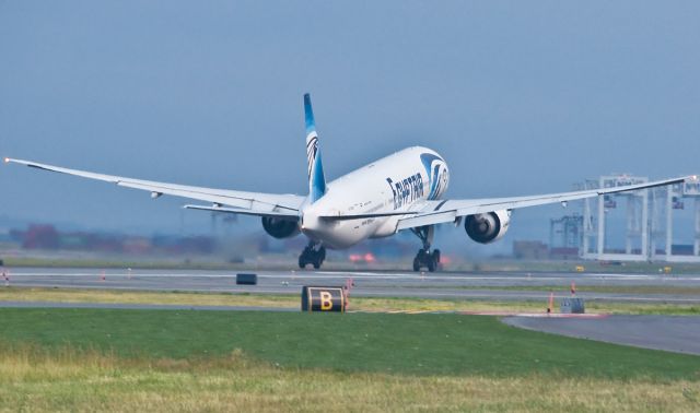 BOEING 777-300 (SU-GDN) - Egypt Air lift off back to JFK after a weather diversion !