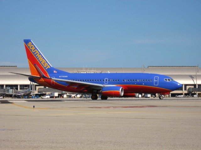 Boeing 737-700 (N776WN) - Turning onto RWY 19R