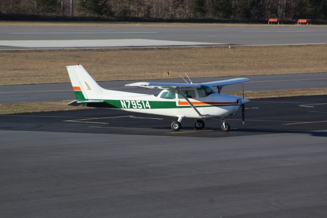 Cessna Skyhawk (N79514) - Parkedbr /Owned By: Saltair Aircraft Leasing Inc