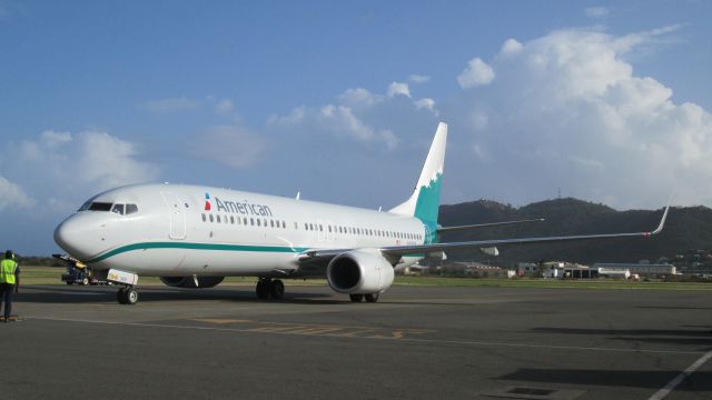 Boeing 737-800 (N916NN)