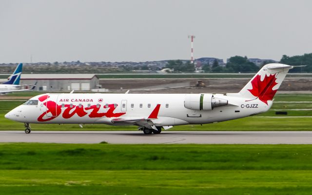 Canadair Regional Jet CRJ-200 (C-GJZZ)