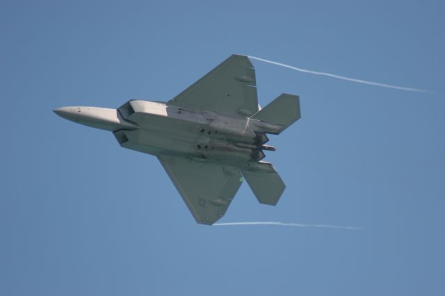 Lockheed F-22 Raptor — - Lake Michigan Lakefront Air Show - Very Dry Air....Minimal Condensation Trails