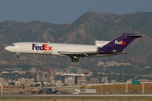 BOEING 727-200 (N212FE)