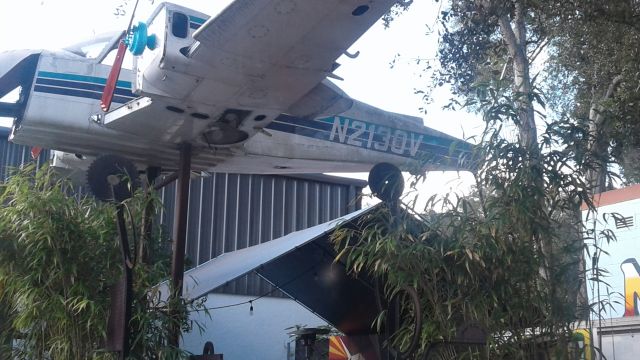 Piper PA-44 Seminole (N2130V) - Satchells Restaurant, Gainesville, Florida (2017)
