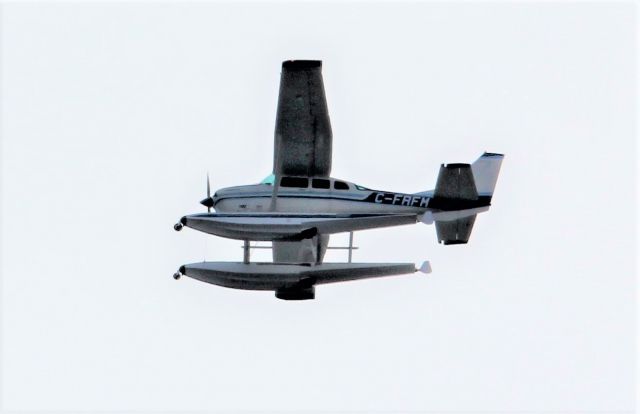 C-FRFM — - C-FRFM CESSNA 206 STATIONAIR survolant le fleuve St-Laurent QC à Lavaltrie le 23-04-2022 à 11:11