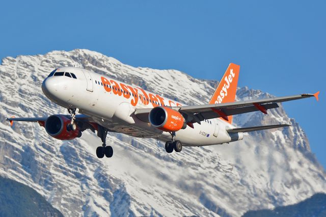 Airbus A320 (G-EZUH)