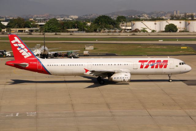 Airbus A321 (PT-MXI)