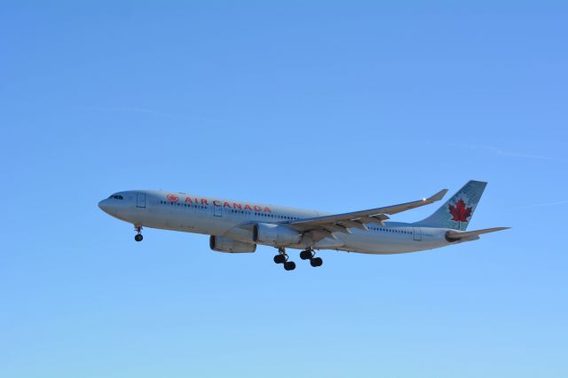 Airbus A330-300 (C-GHKW) - On final for 35R in YYC 