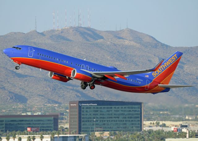 Boeing 737-800 (N8621A)