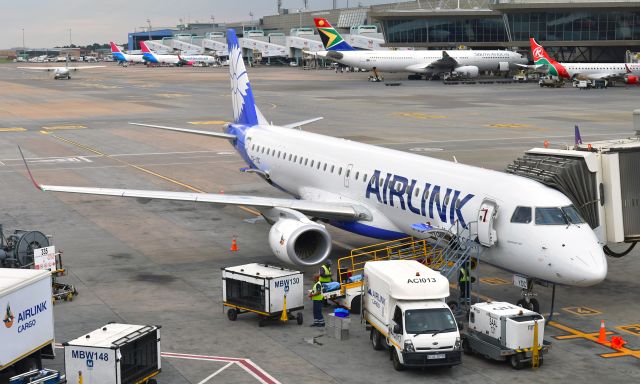 EMBRAER 195 (ZS-YDC) - Airlink Embraer ERJ-195LR ZS-YDC in Johannesburg 