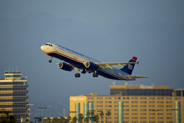 Airbus A321 (N557UW)