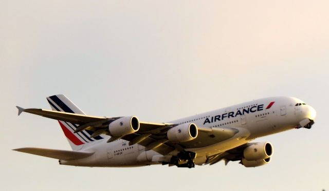 Airbus A380-800 (F-HPJH) - a rel=nofollow href=http://flightaware.com/live/flight/FHPJH/history/20141118/2345Z/KLAX/LFPGhttps://flightaware.com/live/flight/FHPJH/history/20141118/2345Z/KLAX/LFPG/a