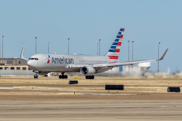 BOEING 767-300 (N373AA)