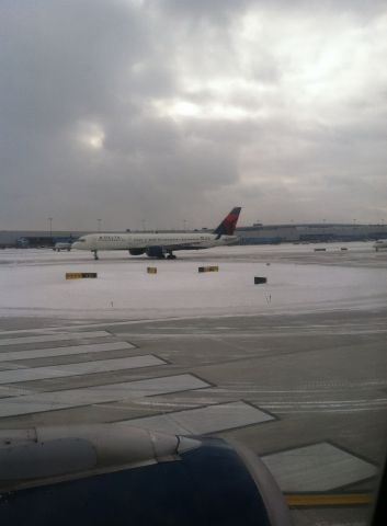 Airbus A320 (N322US) - RUNNING AROUND THE BLOCK TO TAKE OFF