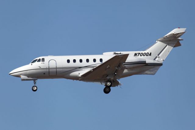 Hawker Siddeley HS-125-400 (N700QA) - On short final to RWY 25L.