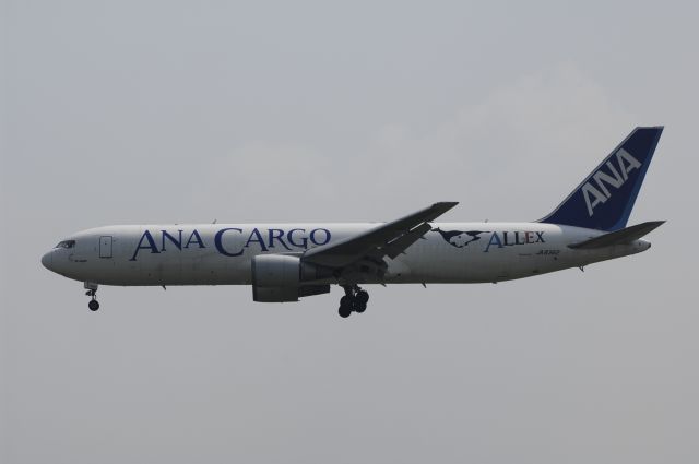 BOEING 767-300 (JA8362) - Final Approach to Narita Intl Airport Rwy34L on 2013/07/10