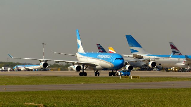 Airbus A340-300 (LV-CSF)