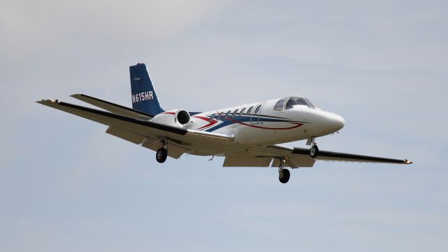 Cessna Citation V (N615HR) - Coming in for a landing as seen from near Founder's Plaza on 5/26/2019.