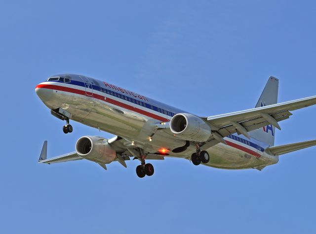 Boeing 737-800 (N819NN)