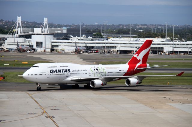 Boeing 747-200 (VH-OEB) - Bearing the "Come Play" livery promoting Australias bid to host the 2018 Soccer World Cup. Australia lost the bid to Qatar the day before this photo was taken.