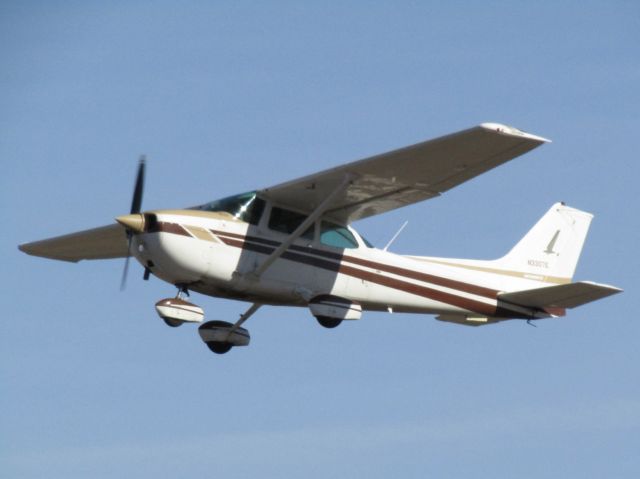 Cessna Skyhawk (N3307E) - Taking off RWY 26L