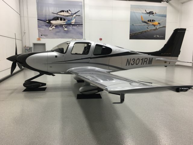 Cirrus SR-22 (N301RM)