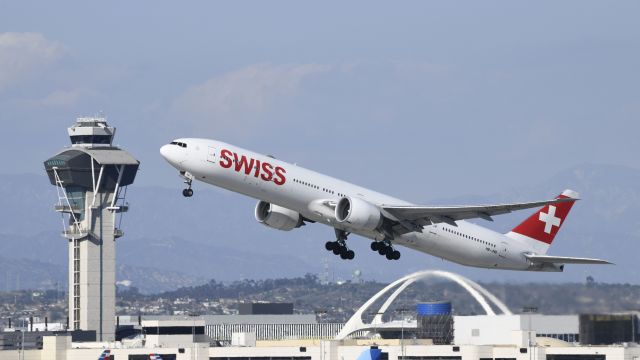 BOEING 777-300ER (HB-JND) - Departing LAX on 25R