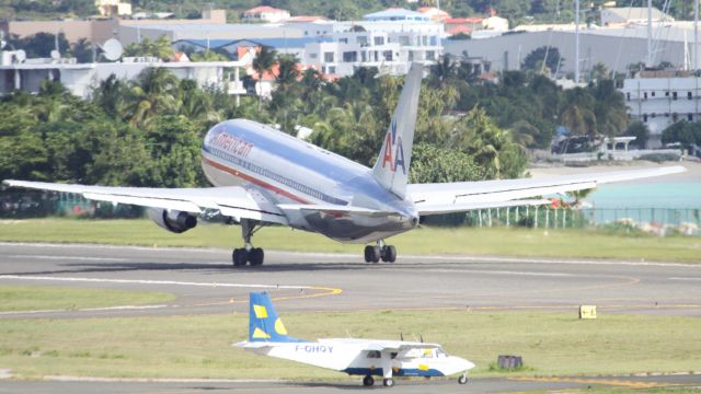 BOEING 767-200 (N336AA)
