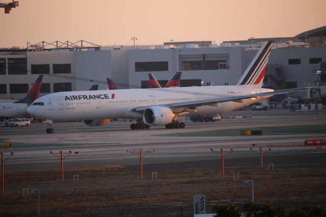 BOEING 777-300ER (F-GSQL)