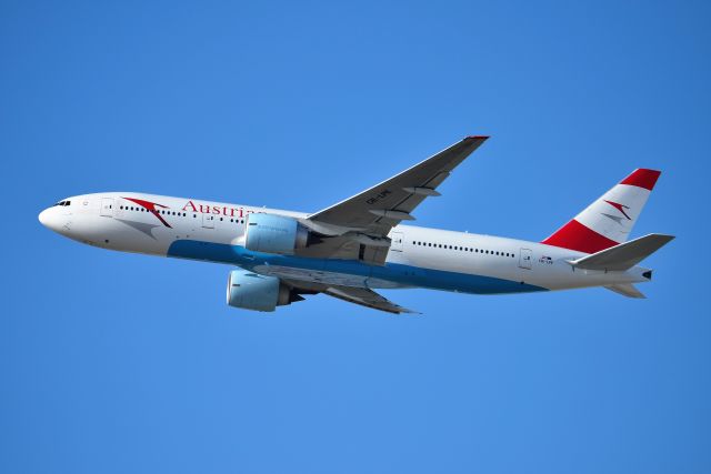 Boeing 777-200 (OE-LPE) - 28-R 04-15-19