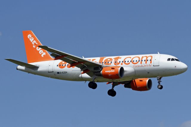 Airbus A319 (G-EZDH)