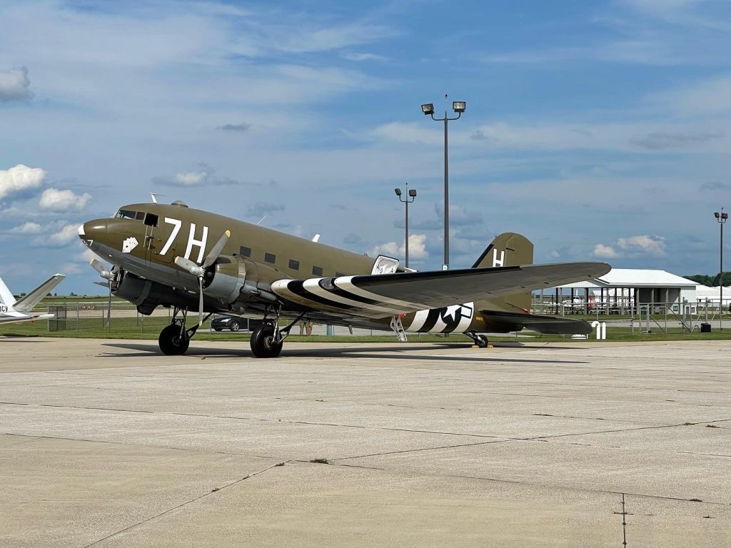 Douglas DC-3 (N99FS)