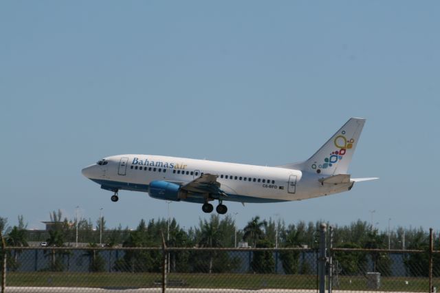 Boeing 737-500 (C6-BFD)