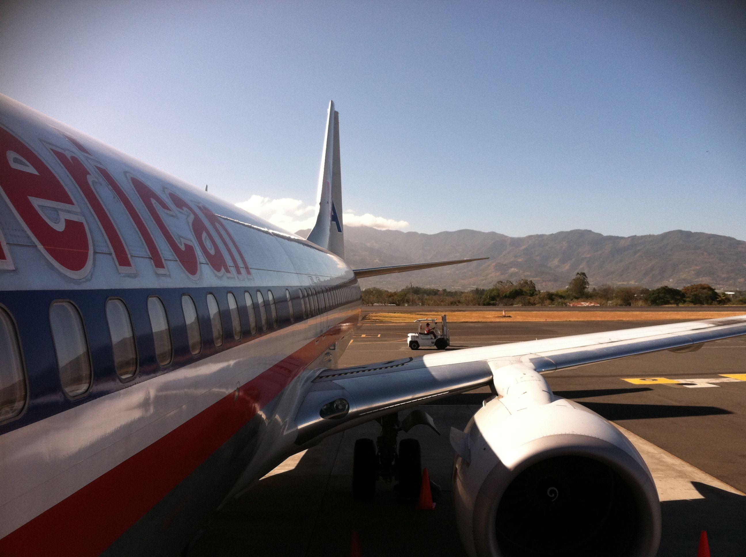 Boeing 737-800 (N861NN) - An American Airlines B737-800 at the gate with the mountains in view behind it