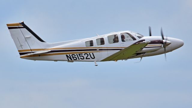 Beechcraft Baron (58) (N6152U) - Beechcraft Baron 58 (N6152U) departs KRDU Rwy 23L enroute to KJQF on 6/2/2018 at 12:10 pm