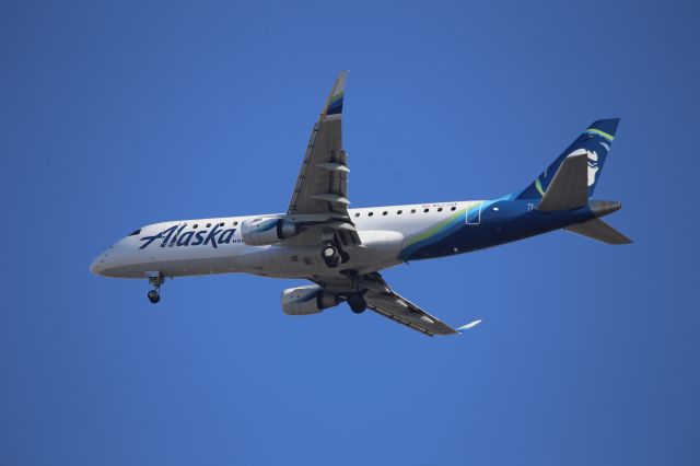 EMBRAER 175 (long wing) (N622QX)