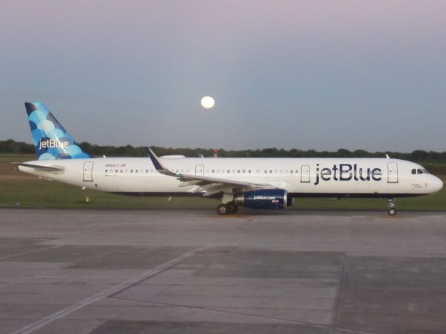 Airbus A321 (N956JT)