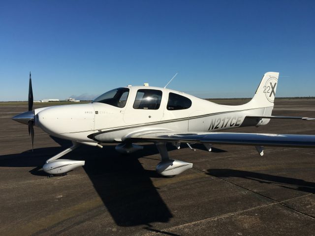 Cirrus SR-22 (N217CE)