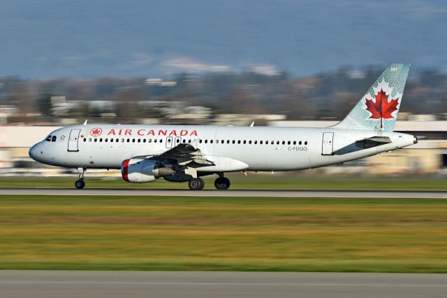 Airbus A320 (C-FDQQ) - Probably one of the oldest A320 around