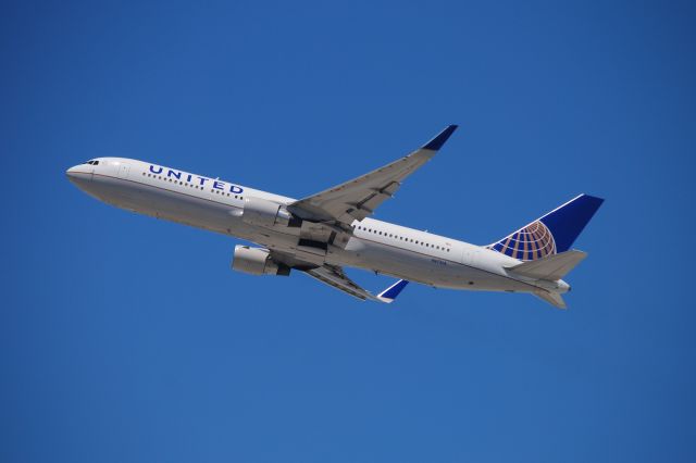 BOEING 767-300 (N671UA) - Check out the newest detail!  WINGLETS on this UNITED 767-300ER!  NICE!!!